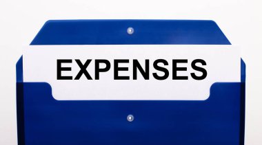 Beyaz arka planda, kağıtlar için mavi bir klasör. Klasörün içinde 