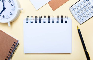 Hafif bir arkaplanda beyaz bir çalar saat, bir hesap makinesi, bir kalem ve bir defter var. Metin veya çizimler eklenecek bir yer var. Şablon