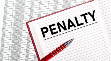 Raporların yanındaki masada içinde 