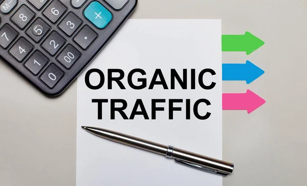 Light Gray Background Calculator White Sheet Text Organic Traffic Pen — Stock Photo, Image
