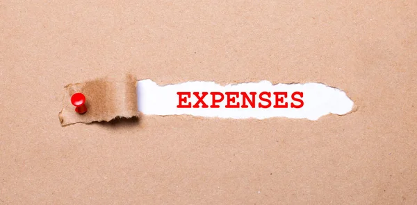 Kırmızı düğmeyle tutturulmuş kraft kağıdının altında 