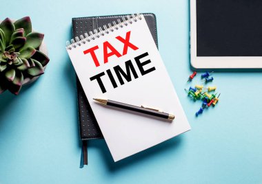 Açık mavi arka planda, bir saksı bitkisi, bir tablet ve vergilendirme zamanının olduğu haftalık bir yazı var.