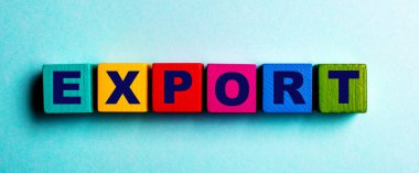 ExPORT kelimesi açık mavi arkaplanda parlak ahşap küplere yazılmıştır.