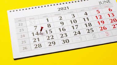 Takvimin 14 'ünde 2021 için kırmızı bir düğme var. Organizasyon kavramı