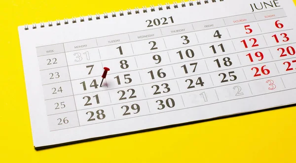 Takvimin 14 'ünde 2021 için kırmızı bir düğme var. Organizasyon kavramı