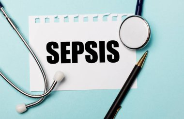 Açık mavi bir arkaplanda, steteskop, bir kalem ve SEPSIS yazılı bir kağıt. Tıbbi konsept