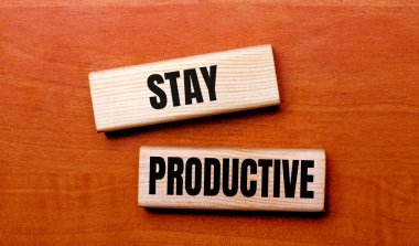 Tahta bir masanın üzerinde iki tahta blok var. Yazı sorusu: