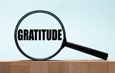 Açık mavi ahşap arka planda küpler. Üzerlerinde 