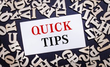 Hafif bir arkaplanda İngiliz alfabesinin ahşap harfleri ve içinde 