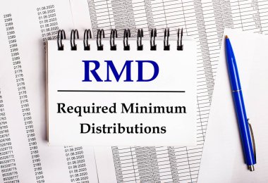 Tablonun üzerinde mavi bir kalem ve RMD gerektiren Minimum Dağıtım sözcüğünün yazılı olduğu çizelgeler ve raporlar bulunmaktadır.