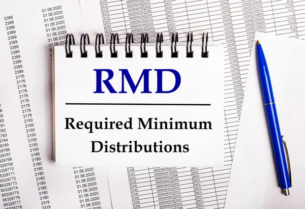 Tablonun üzerinde mavi bir kalem ve RMD gerektiren Minimum Dağıtım sözcüğünün yazılı olduğu çizelgeler ve raporlar bulunmaktadır.