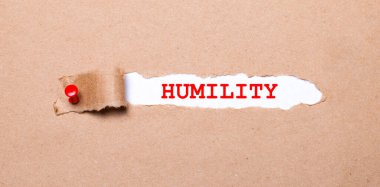 Kırmızı düğmeyle tutturulmuş kraft kağıdının altında 