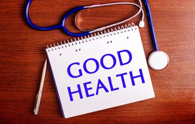 Ahşap bir masada bir kalem, bir steteskop ve üzerinde 