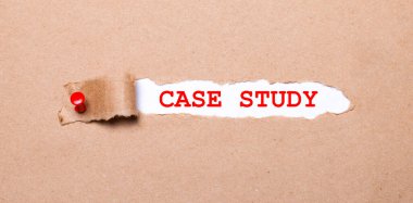 Kırmızı düğmeye iliştirilmiş kraft kağıdının altında CASE Study etiketli beyaz bir kağıt var.