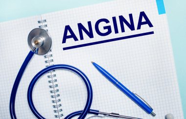 Açık mavi arka planda, üzerinde ANGINA, mavi kalem ve steteskop olan açık bir defter. Yukarıdan bak. Tıbbi konsept