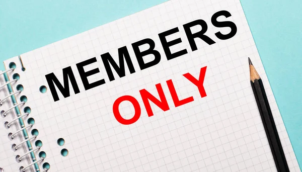 Açık mavi bir arkaplanda, sadece Üyeler ve siyah bir kalemle işaretlenmiş bir defter var..