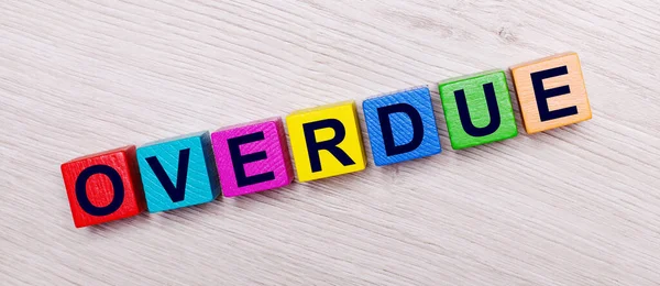 Açık ahşap bir arka planda çok renkli parlak tahta küplerin üzerinde 