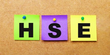 Bej bir arkaplanda, HSE sözcüğüyle notlar için çok renkli çıkartmalar