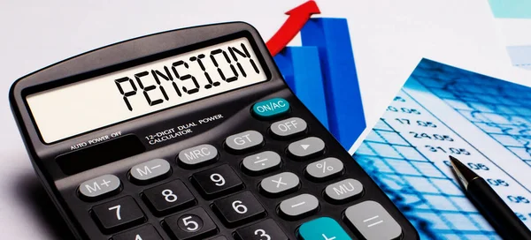 Het Rekenmachinedisplay Staat Een Inscriptie Pensie Buurt Zijn Gekleurde Diagrammen — Stockfoto