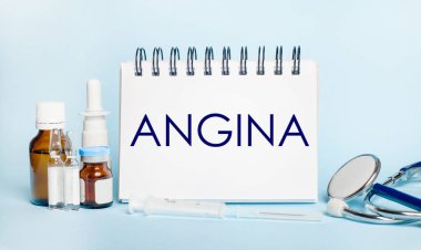 Hafif bir arka planda, bir şırınga, bir steteskop, ilaç şişeleri, bir ampul ve ANGINA yazılı beyaz bir not defteri. Tıbbi konsept
