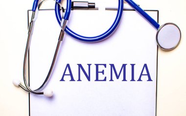 ANEMIA kelimesi steteskopun yanındaki beyaz bir sayfaya yazılır. Tıbbi konsept