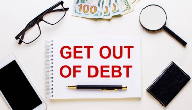 Hafif bir arkaplanda dolar, gözlük, büyüteç, telefon, kalem ve defter yazılı. Defterden kurtul. İş konsepti