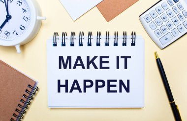 Hafif bir arkaplanda, beyaz bir çalar saat, bir hesap makinesi, bir kalem ve bir defter var. Düz yatıyordu