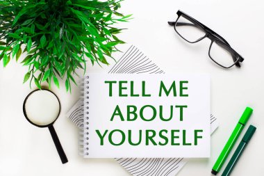 Beyaz arka planda bir defter var. İçinde kendinizden, gözlüklerinizden, büyütecinizden, yeşil kalemlerden ve yeşil bitkiden bahseden kelimeler var.