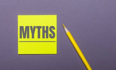 Gri bir arka planda, parlak sarı bir kalem ve üzerinde MYTHS yazan sarı bir çıkartma var.