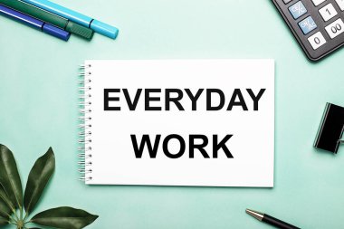 Her gün beyaz bir kağıda yazılır. Kırtasiyenin ve Scheffler kağıdının yanındaki mavi arka planda. Harekete geçin. Motivasyon kavramı