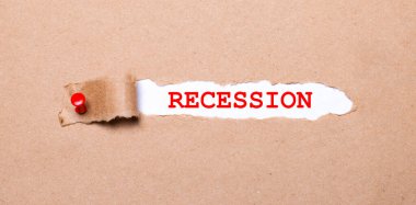 Kırmızı düğmeyle tutturulmuş kraft kağıdının altında RECESSION etiketli beyaz bir kağıt var.