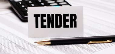 Masanın üzerinde raporlar, bir kalem, bir hesap makinesi ve içinde TENDER yazan beyaz bir kart var. Odaklanmayın