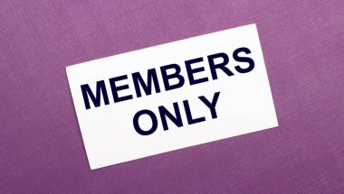 Leylak arkaplanda, üzerinde sadece Üyeler yazan beyaz bir kart