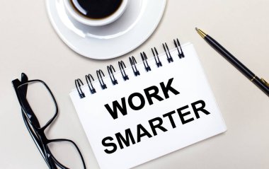 Gözlük, beyaz bir fincan kahve, üzerinde 