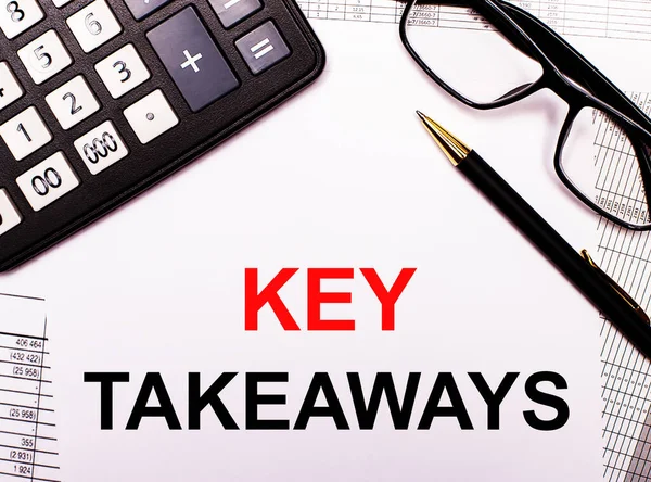 Raporlarda hesap makinesi, gözlük, kalem ve üzerinde KEY TAKEAWAYS yazan bir defter var.