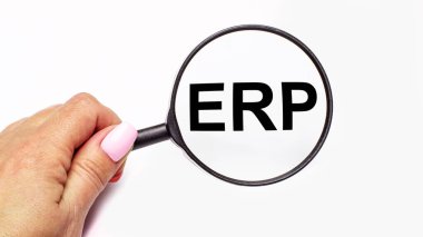 Kadının eli üzerinde ERP yazan bir büyüteç tutuyor.