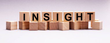 Hafif bir arkaplanda, ahşap küplerin üzerinde...