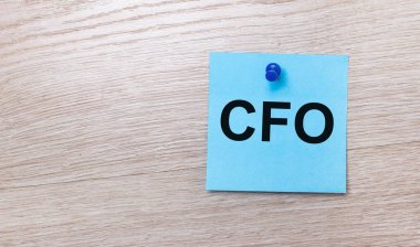 Hafif ahşap bir arka planda - açık mavi kare etiketli CFO 'nun Finans Müdürü
