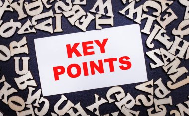 Hafif bir arkaplanda İngiliz alfabesinin ahşap harfleri ve içinde 