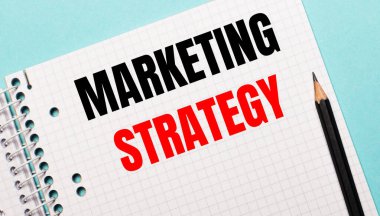 Açık mavi bir arkaplanda, işaretlenmiş bir defter. Üzerinde 