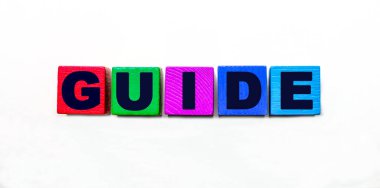 Kılavuz kelimesi açık arkaplanda renkli küplere yazılır