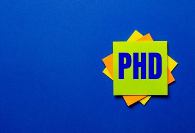 Doktora kelimesi mavi arkaplandaki parlak çıkartmalara yazılmıştır.