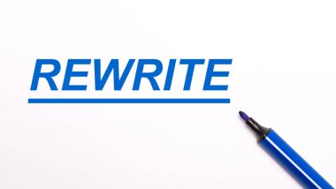 Açık bir arkaplanda, açık mavi bir keçeli kalem ve metin yeniden yazılacak