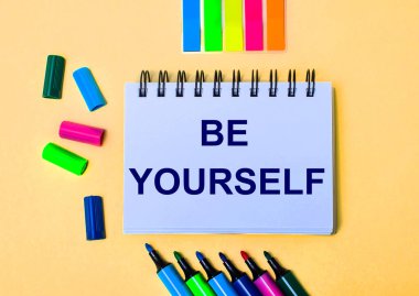 Bej bir arka planda, üzerinde 