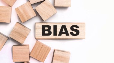 Hafif bir arka planda, tahta küpler ve BIAS yazılı tahta bir blok. Yukarıdan görüntüle