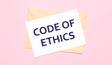 Açık pembe arka planda bir el işi zarfı var. Üzerinde 