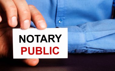 NOTARY PUBLIC bir adamın elindeki beyaz kartvizitte yazılıdır. Reklam kavramı