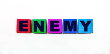 ENEMY kelimesi açık arkaplanda renkli küplere yazılmıştır.