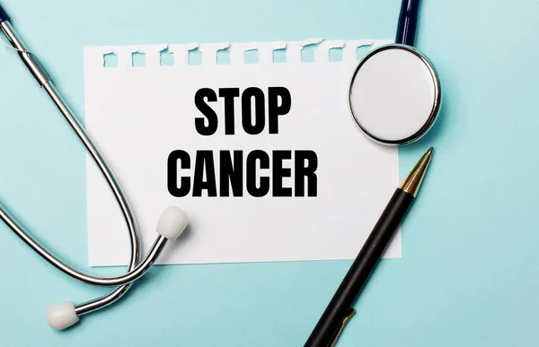 배경에는 청진기 그리고 Stop Cancer 글씨체가 이있다 의학적 — 스톡 사진