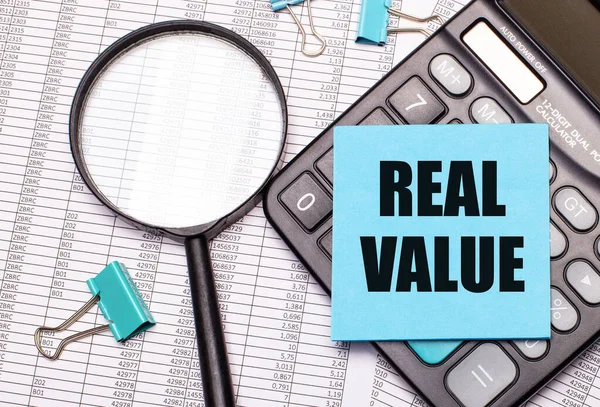 Таблице Отчеты Увеличительное Стекло Калькулятор Синяя Наклейка Надписью Real Value — стоковое фото